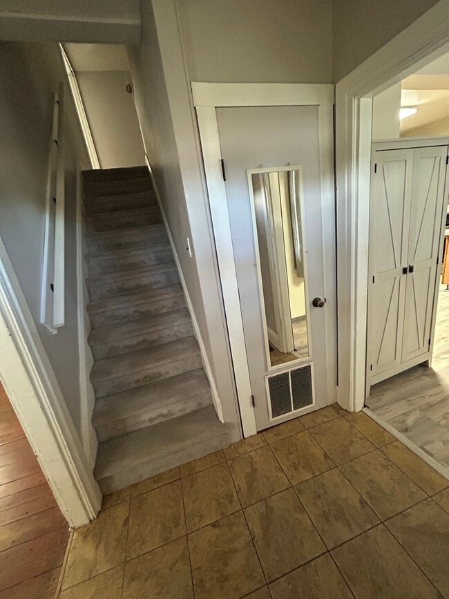 Building Photo - 1284 S Bay Rd