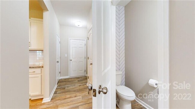 Building Photo - 8550 River Ridge Dr