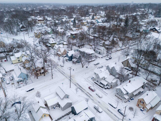 Building Photo - 300-302 Spencer