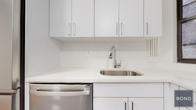 Building Photo - 25 W 68th St