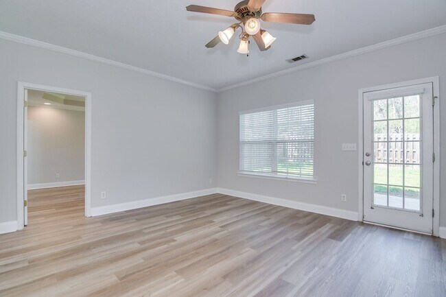 Building Photo - 3 Bedroom 2.5 Bath Townhouse