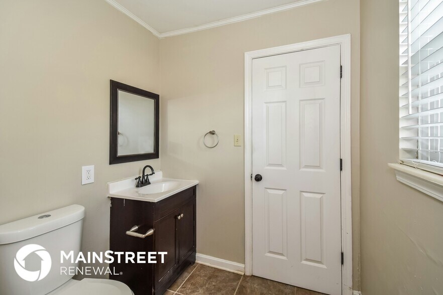 Building Photo - 4907 Lunenburg Dr