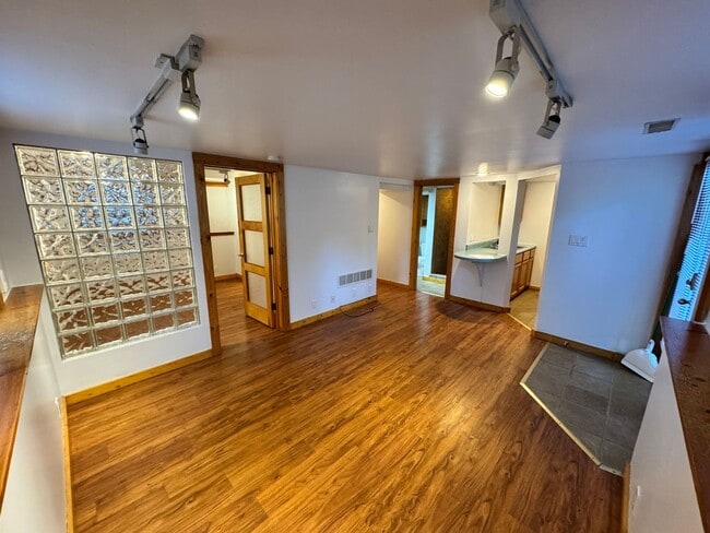 Building Photo - Updated 1 Bedroom Apartment – ½ Block from KSU!