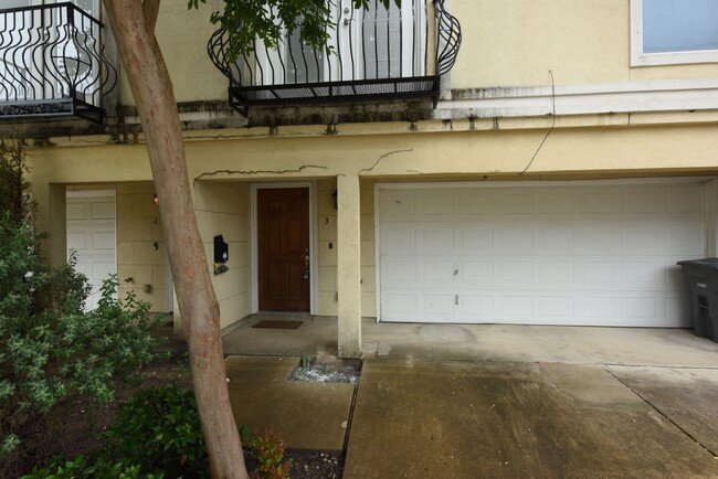 Building Photo - Two story townhome with rooftop patio!