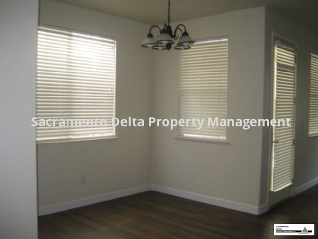 Building Photo - Spacious 3 Bed/2.5 Bath Home in a Great Lo...