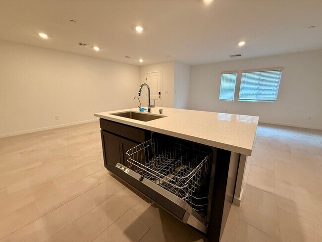 Building Photo - BRAND NEW 3 BED 2.5 BATH 2 BALCONY 2 CAR GARAGE TOWNHOUSE IN HENDERSON FOR RENT!!
