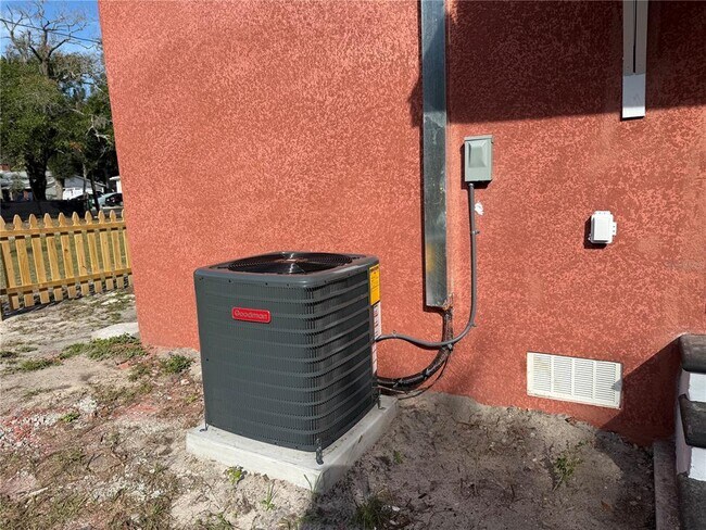 Building Photo - 1311 E River Cove St