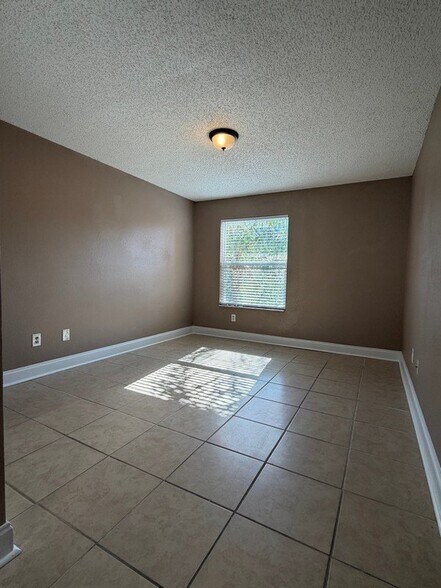 Building Photo - 4658 Commander Dr