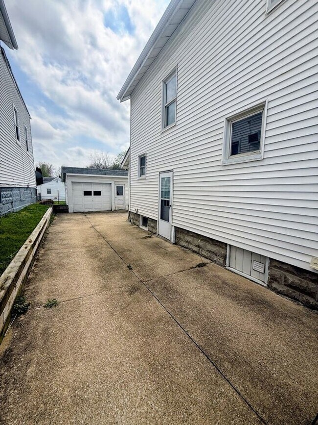 Building Photo - Three bedroom one bathroom home for rent