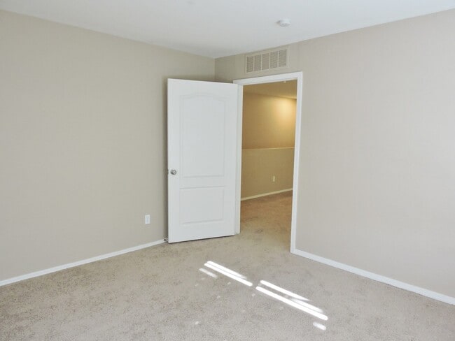 Building Photo - 4 BEDROOM 2 1/2 BATHROOM WITH OFFICE AND LOFT