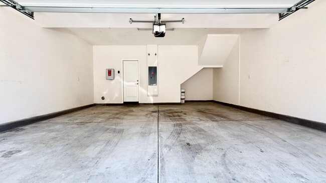 Building Photo - Beautifully 2019-Built 3 Beds 2.5 Baths 1,468 Sqft Home in Eastvale!