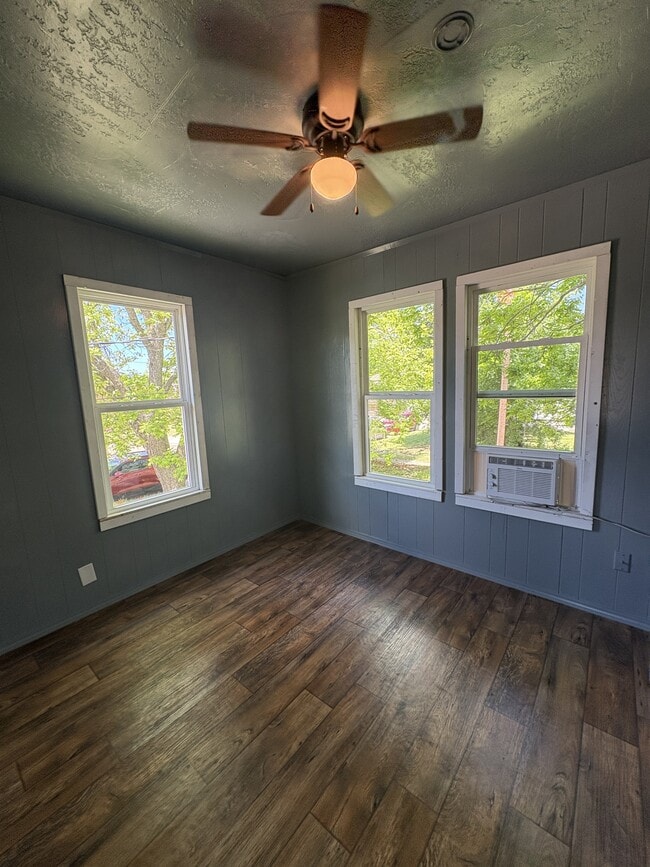 Building Photo - 522 S Stonewall Ave