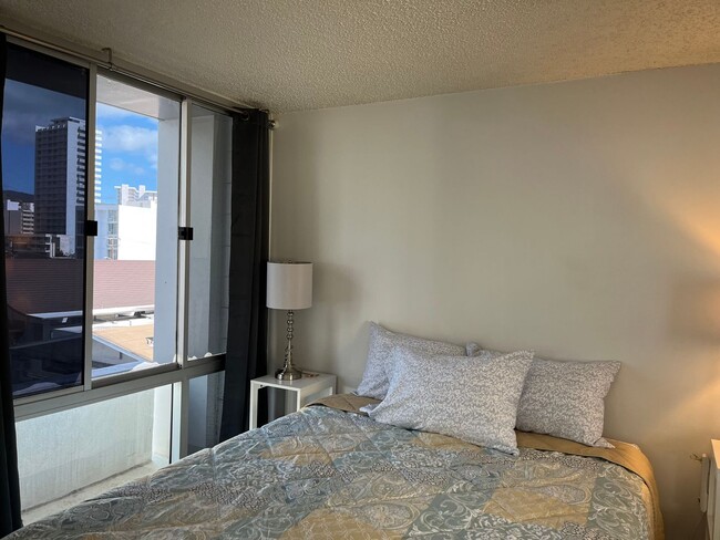 Building Photo - Kewalo Gardens 1 bedroom, 1 bath unit w/ 1...