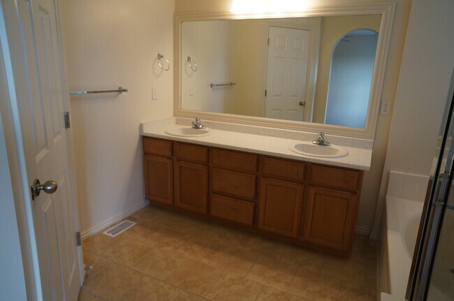 Building Photo - 944 Longleaf Dr