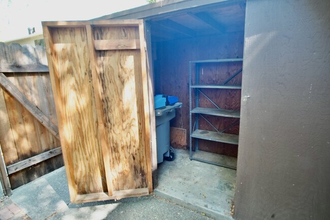 Building Photo - 1597 Drake Dr
