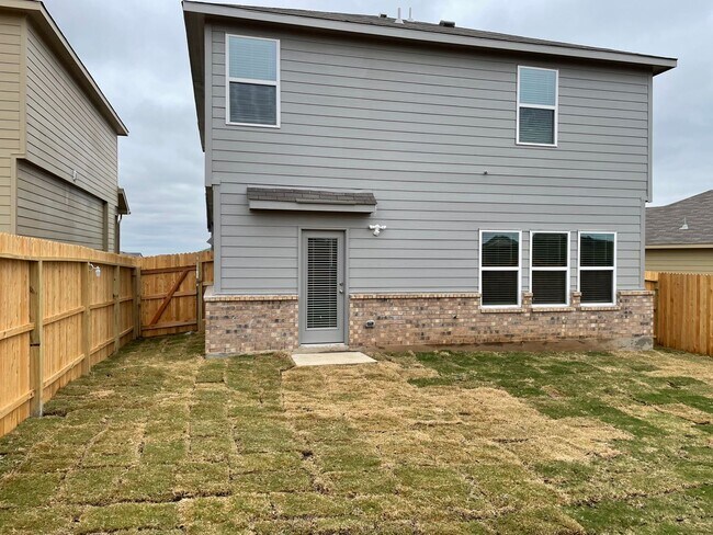 Building Photo - Get an A+ in Savings: Enjoy a $500 Move-In Credit! | 4-Bed, 2.5-Bath Home in Saint Hedwig
