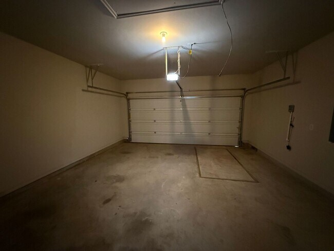 Building Photo - Beautiful 4 Bedroom Home in Mustang Schools