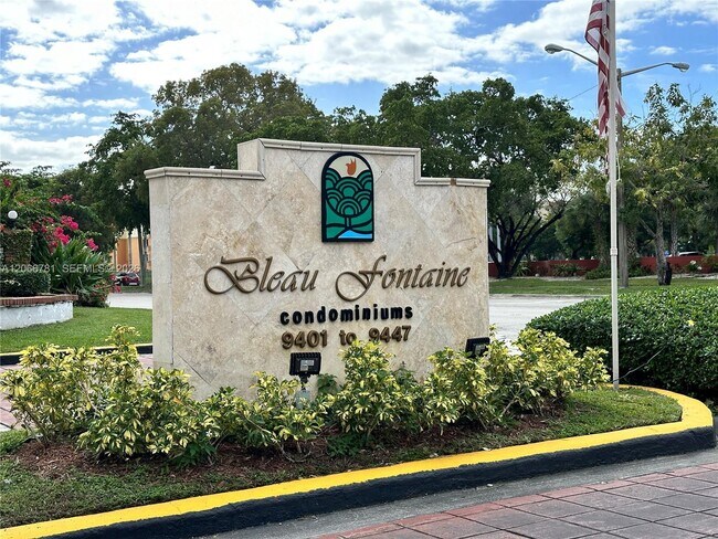 Building Photo - 9427 Fontainebleau Blvd