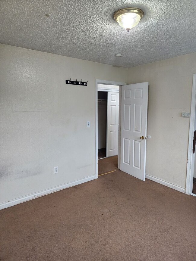 Building Photo - 100 B St