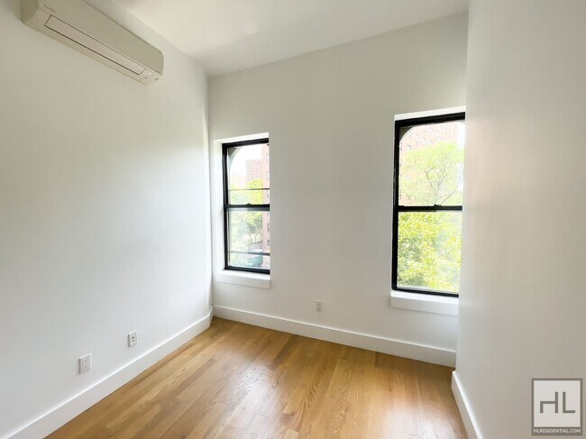 Building Photo - DEKALB AVENUE / Spacious 4-Bed 2-Bath / Gr...