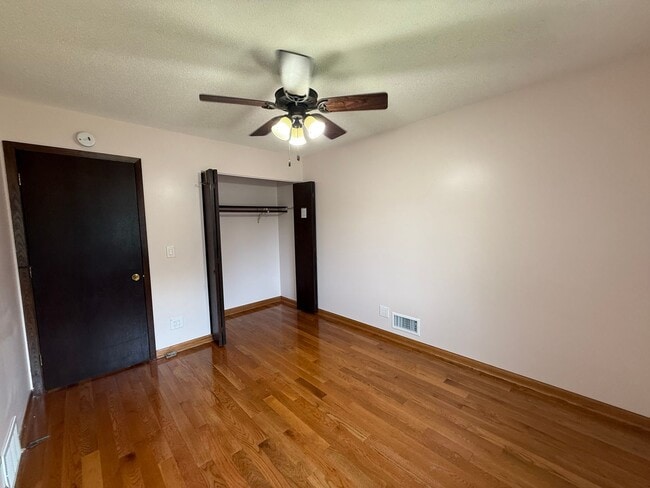 Building Photo - Modern 4 bed 2 Bath Split Level Single Fam...