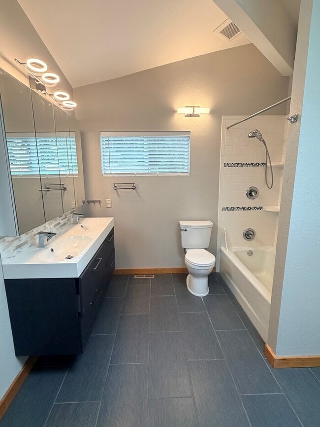 Building Photo - Spacious Home with Office, Studio, Workshop - Endless Possibilities!