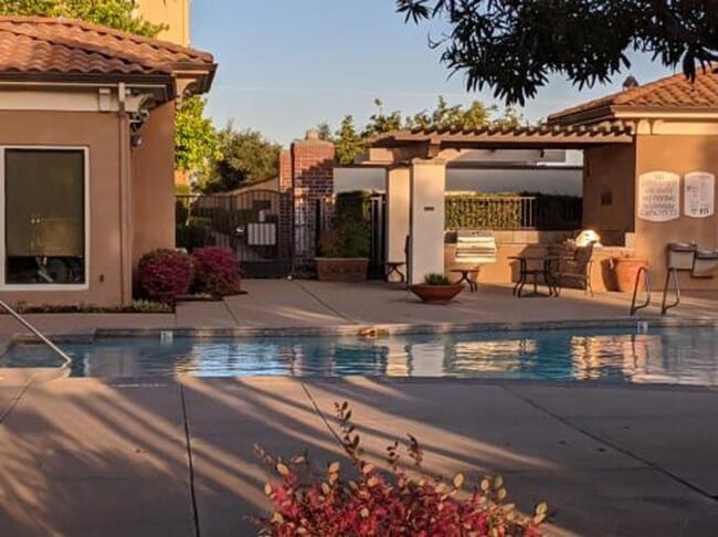 Building Photo - ADORABLE WESTLAKE VILLAS 2 BEDROOM (PLEASE...