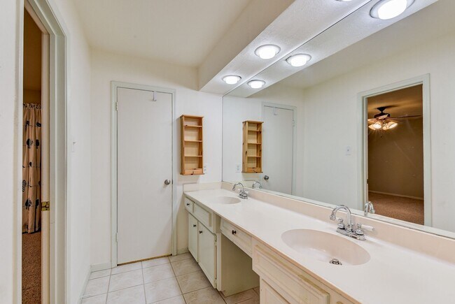 Building Photo - Charming 3-Bedroom Townhome in Prime Memor...
