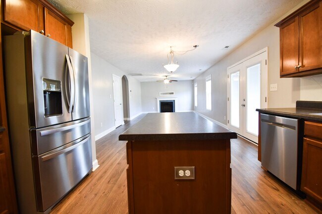 Building Photo - 4 bedroom, 2.5 bathroom Home!