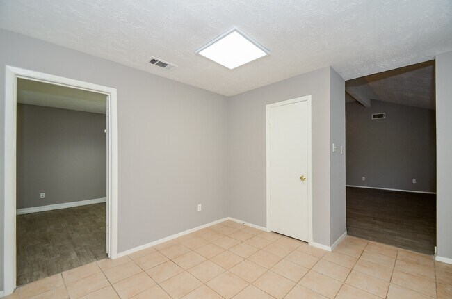 Building Photo - 8319 Bird Run Dr