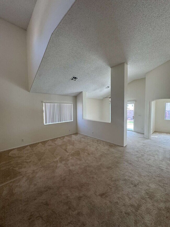 Building Photo - 3 Bed, 2 1/2 Bath Henderson