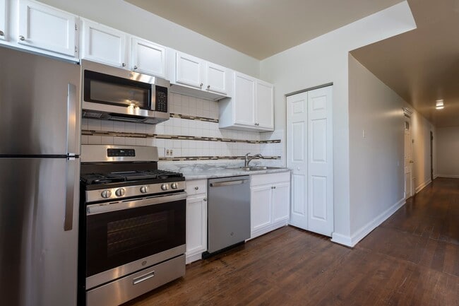 Building Photo - Sunny Spacious 3 Bedroom 1 Bathroom