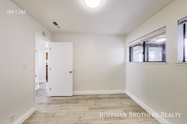 Building Photo - 1425 38th Ave