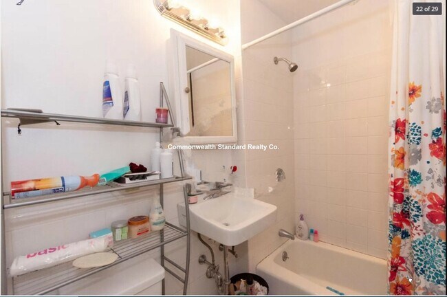 Building Photo - 27 Glenville Ave