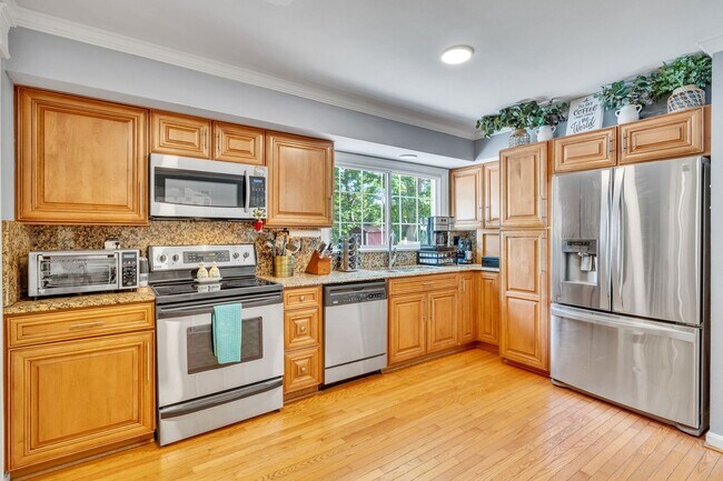 Building Photo - Modern 4 BR Colonial Retreat in River Bend...