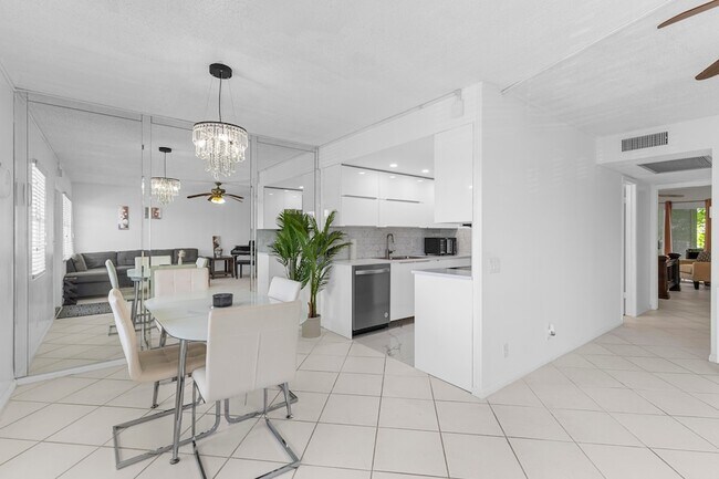 Building Photo - 3028 Harwood D