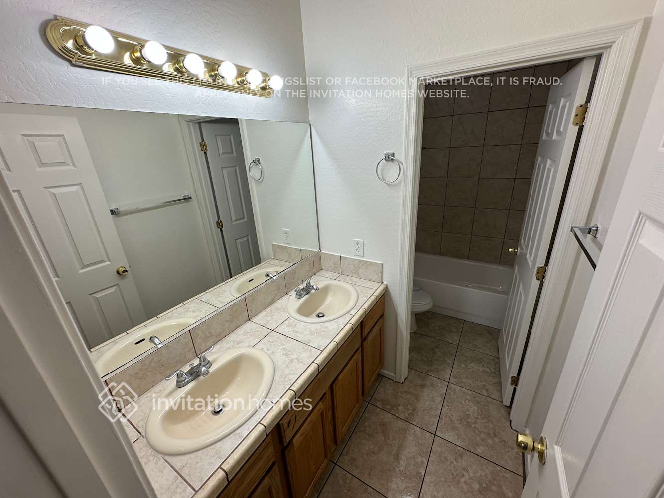 Building Photo - 1645 E Illini St