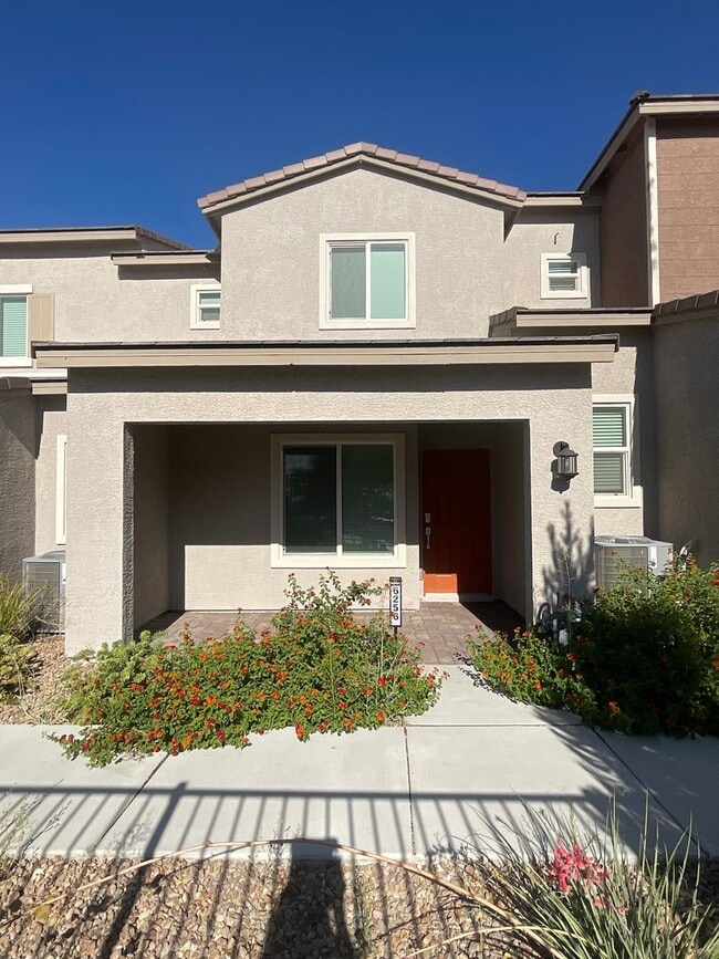 Building Photo - 3-bedroom townhome, 2cg, gated community