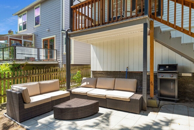 Building Photo - 4042 1st Ave NE