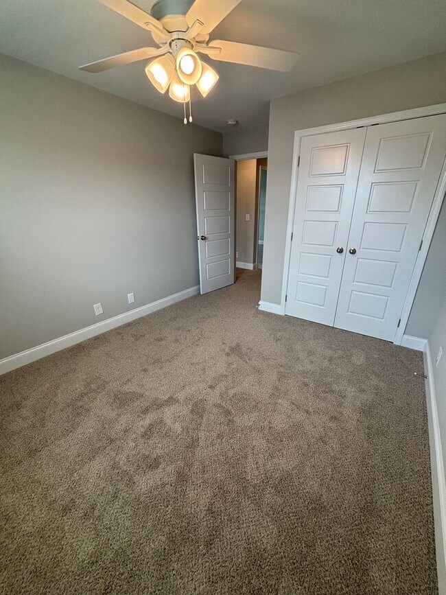 Building Photo - 4 Bedroom 2 1/2 Bath Pet Friendly Home For Rent Near Post!