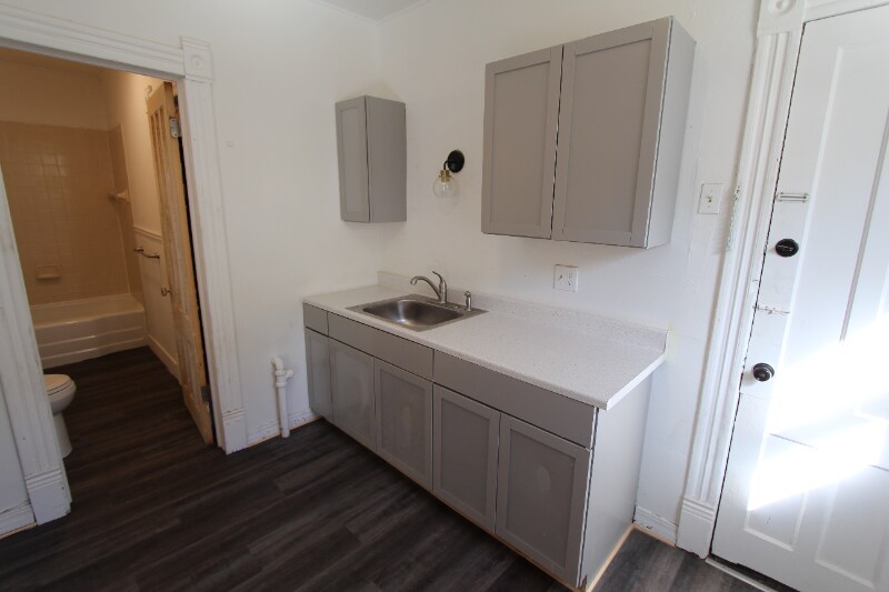 Building Photo - 213 S Lowell Ave