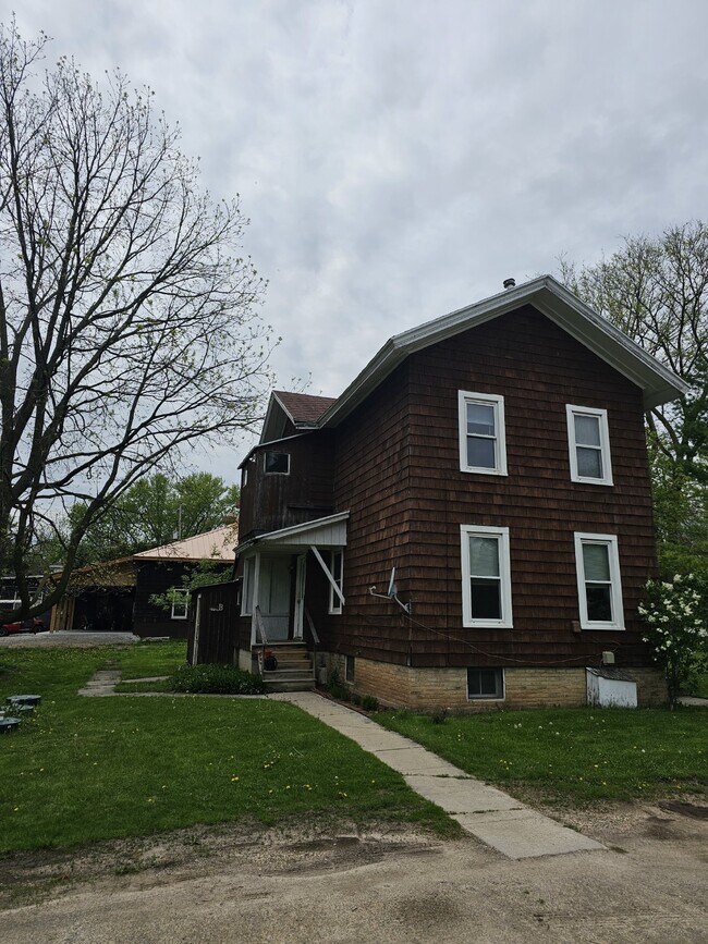 Building Photo - "Cozy & Convenient 2-Bedroom Duplex In Neenah – 800 Sq Ft of Comfortable Living!"