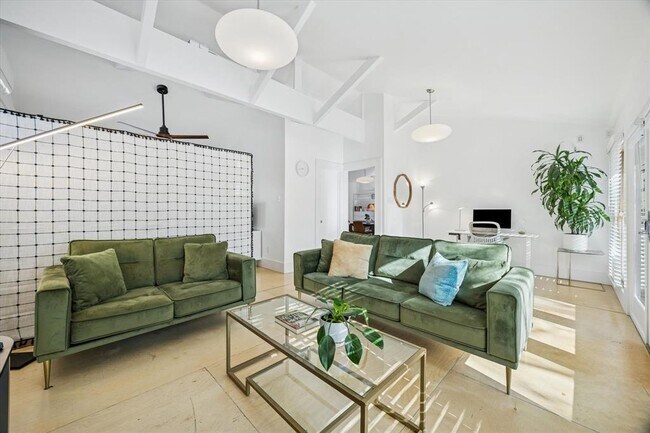 Building Photo - 213 Lessin Ln