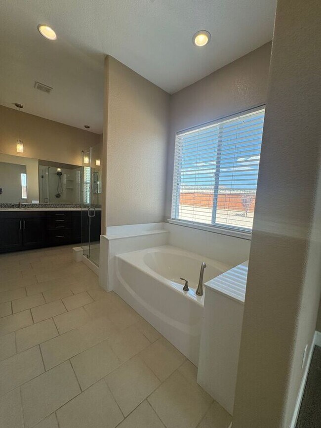 Building Photo - Beautiful Shadow Ridge Home in Spanish Spr...