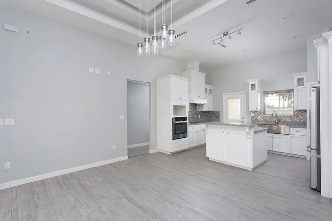 Building Photo - 2206 Liverpool Dr