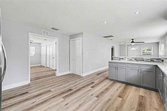 Building Photo - 8902 El Portal Dr