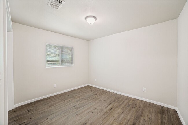 Building Photo - NEWLY-REMODELED 3-BEDROOM HOME IN HERITAGE SUBDIVISION