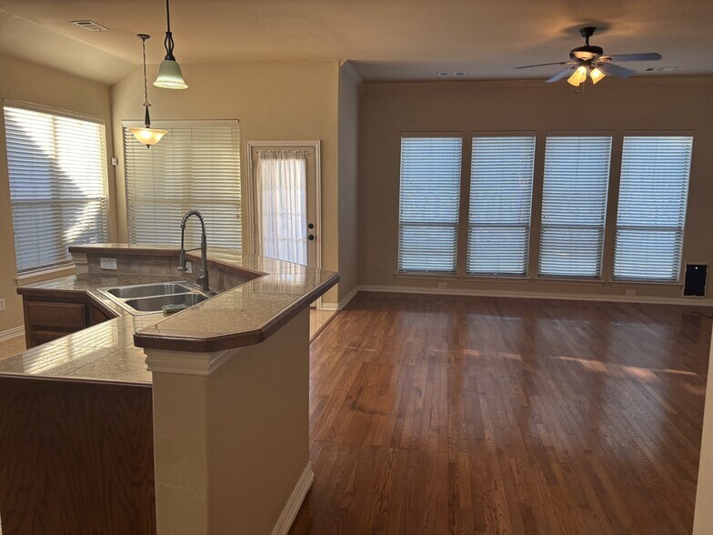 Building Photo - 552 Palomino Way