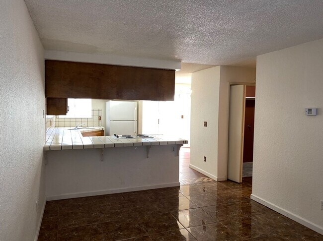 Building Photo - Large Condo near Freeway Access!