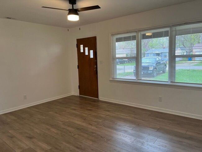 Building Photo - Beautiful Renovated 2 bedroom!